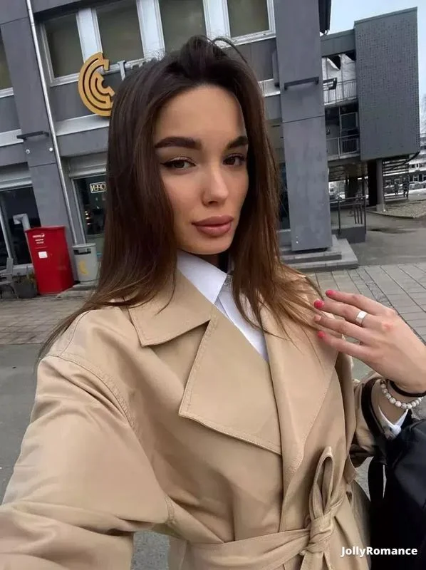 Daniela, 22